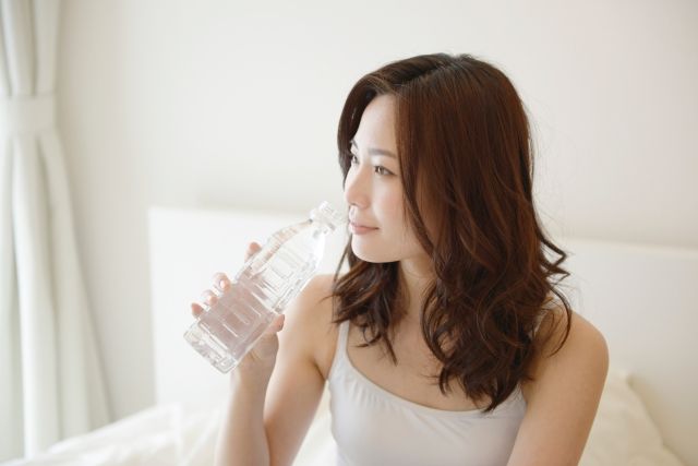 アルカリイオン水を飲む女性